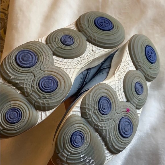 Hush puppies sneakers! Size 6 - Picture 2 of 4